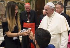 Sorprende a su novia con pedida de mano frente al papa Francisco 