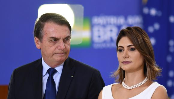 El presidente de Brasil, Jair Bolsonaro (izquierda) y la primera dama Michelle asisten a la ceremonia en el Palacio Planalto en Brasilia. Archivo del 5 de abril de 2020. (EVARISTO SA / AFP).
