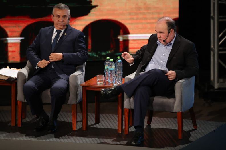 Daniel Urresti (Podemos Perú) y Rafael López Aliaga (Renovación Popular) se sentaron juntos durante el debate municipal.