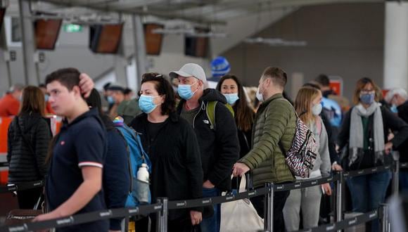 Se ve a los pasajeros haciendo cola para registrarse en el Aeropuerto Nacional de Sídney. Nueva Zelanda ha detenido los viajes libres de cuarentena con Nueva Gales del Sur durante al menos 72 horas. (DAN HIMBRECHTS - AAP)