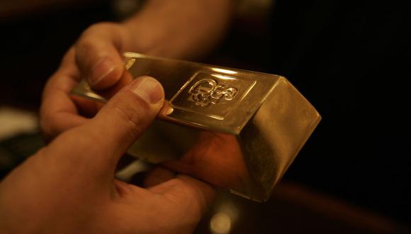 El índice del dólar bajaba un 0.2%, lo que hizo que el lingote de oro fuera menos caro para los compradores extranjeros. (Foto: AFP)