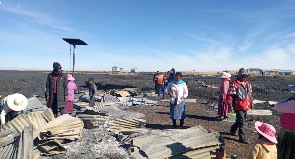 Daños materiales dejó el incendio en la isla flotante Ccapi Cruz Grande. No se reportaron fallecidos, según los reportes de las autoridades locales.  (Foto: Indeci)