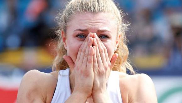Beth Dobbin se lleva las manos a la cara tras coronarse campeona británica de los 200 metros planos en junio. (Foto: Reuters)