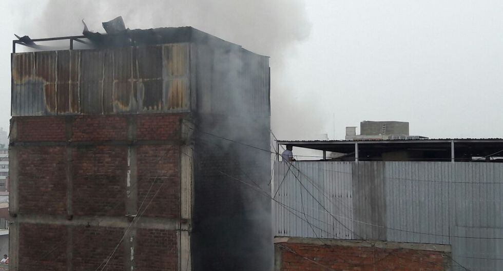Incendio en Mesa Redonda: fuego sigue vivo y alcanza casas aledañas