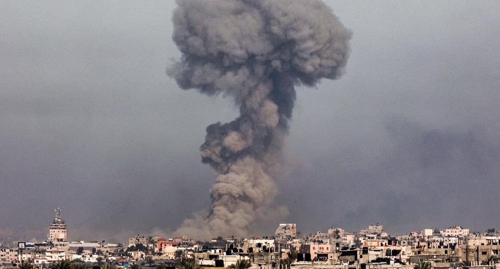 Una columna de humo surge sobre Khan Yunis, en el sur de la franja de Gaza, durante el bombardeo israelí el 8 de enero de 2024. (Foto de AFP).