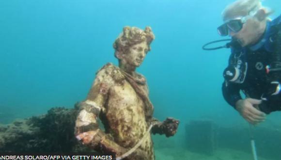 Una estatua en el Parque arqueológico submarino de Baia, en Italia.