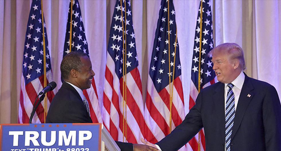Donald Trump estrecha la mano del antiguo aspirante a la candidatura republicana Ben Carson. (Foto: EFE)