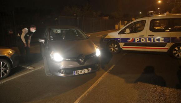 Agentes de policía bloquean el acceso después de que un profesor de historia que abrió una discusión con estudiantes sobre caricaturas del profeta Mahoma del Islam fue decapitado en una calle francesa el viernes y la policía mató a tiros al presunto asesino en Conflans-Saint- Honorine, al norte de París. (Foto: AP / Michel Euler).