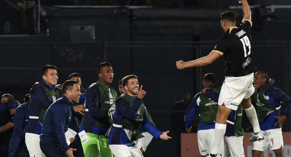 Sabbag y los suplentes celebrando el segundo gol. (Foto: AFP)