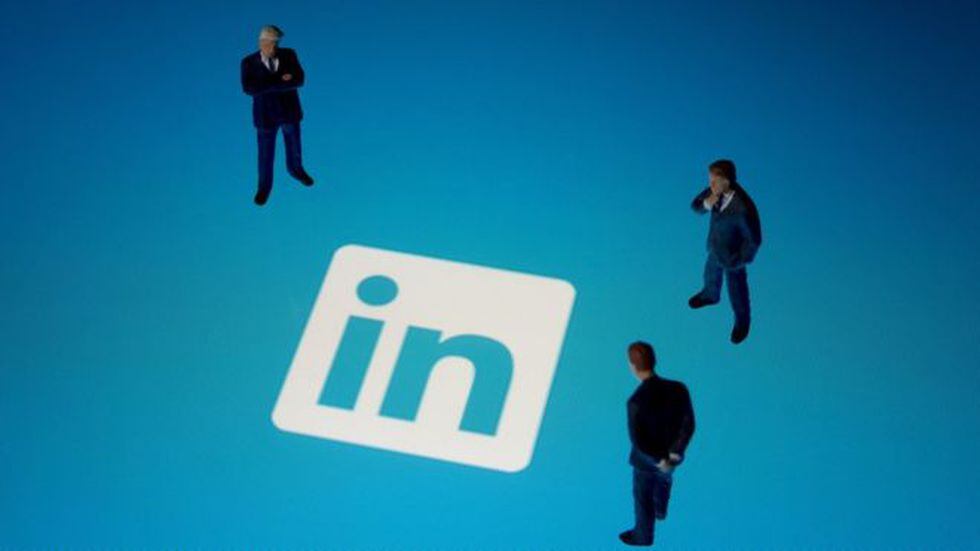 La red social empresarial LinkedIn fue demandada por usar spam amigo en 2015. (Foto: Getty)