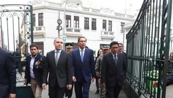Presidente Martín Vizcarra acompañó a sus ministros hasta el Congreso para respaldar decisión de no presentarse ante la Comisión de Constitución. (Foto: GEC)