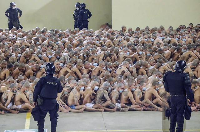 Foto del 25 de abril de 2020 que muestra a los reclusos en la prisión de Izalco, al noroeste de San Salvador, durante una operación de seguridad dentro de la pandemia de coronavirus. La imagen fue registrada después de que el presidente Nayob Bukele decretó el estado de emergencia en las cárceles donde están recluidos los integrantes de pandillas. Foto: AFP PHOTO / EL SALVADOR'S PRESIDENCY PRESS OFFICE