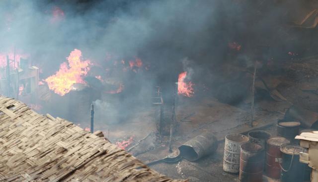 La falta de agua dificulta el trabajo de bomberos para controlar el fuego. (Foto: María del Carmen Yrigoyen / El Comercio)