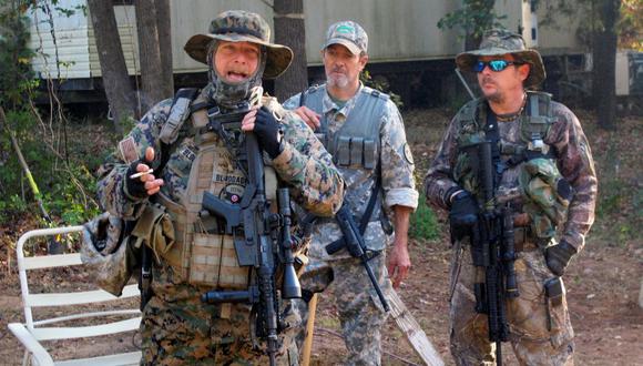 Chris Hill (izquierda), dirige a una veintena de milicianos de la Georgia Security Force. (Reuters).