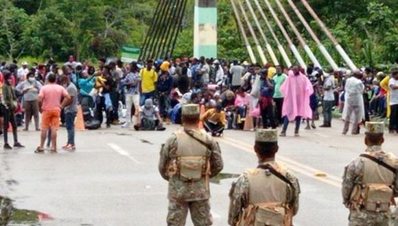 Las personas acampan del lado de Brasil e intentan cruzar la frontera. (Foto: Jose Enrique Gomez)