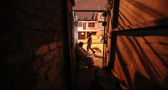 Los residentes de la zona también han optado por utilizar sillas y frazadas para descansar. Evitan ingresar a sus viviendas para no respirar hollín. (Foto: Hugo Pérez)