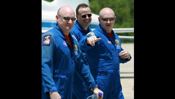 Astronautas Scott Kelly (izquierda) y su hermano Mark (derecha) llegan al Centro Espacial Kennedy en Cabo Cañaveral para realizar experimentos preliminares. (Foto: AP) 