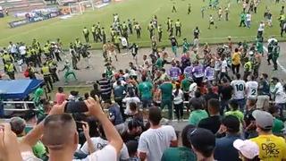 Barristas del Dep. Cali invaden la cancha para agredir al DT Mayer Candelo y sus jugadores | VIDEO