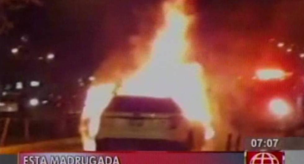 Los Olivos: incendio consumió por completo una moderna camioneta. (Foto: América TV)