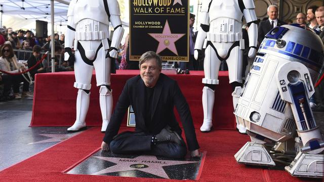 Mark Hamill, actor que interpreta a Luke Skywalker en las cintas de "Star Wars", desveló su estrella en el Paseo de la Fama de Hollywood en Los Ángeles. (Foto: Agencia)