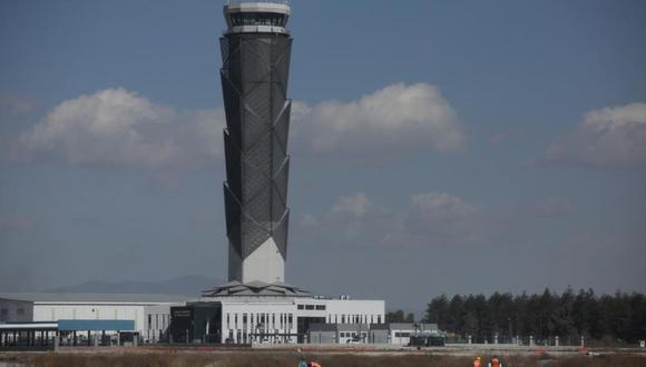 Vista de la torre de control del nuevo Aeropuerto Internacional Felipe Ángeles, en las afueras de la Ciudad de México. (Foto: AP/Ginnette Riquelme, Archivo)