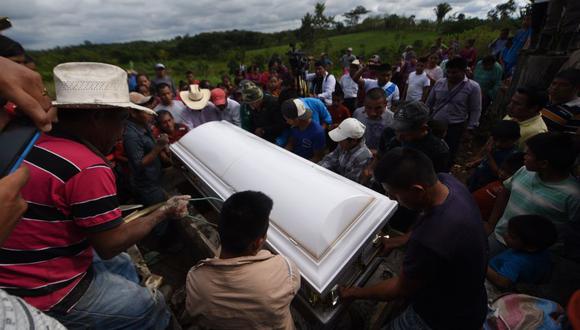 Familiares y amigos de la familia durante el funeral de Jakelin Caal, de siete años, quien murió en un hospital de Texas dos días después de ser detenido por agentes de la patrulla fronteriza estadounidense en un remoto tramo del desierto de Nuevo México. (Foto: Archivo/AFP).