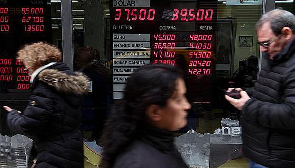 El valor del dólar registraba una depreciación de 1.10% en Argentina este lunes. (Foto: AFP)