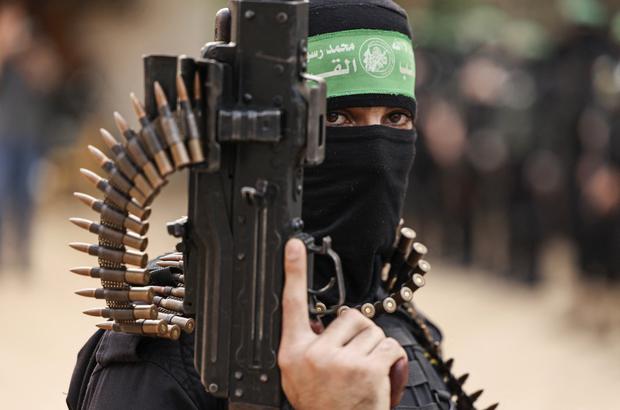 Un miembro de las Brigadas Ezzedine al-Qassam, ala militar del movimiento palestino Hamás, participa en un desfile en la ciudad de Gaza el 14 de noviembre de 2021. (Foto de MAHMUD HAMS / AFP).