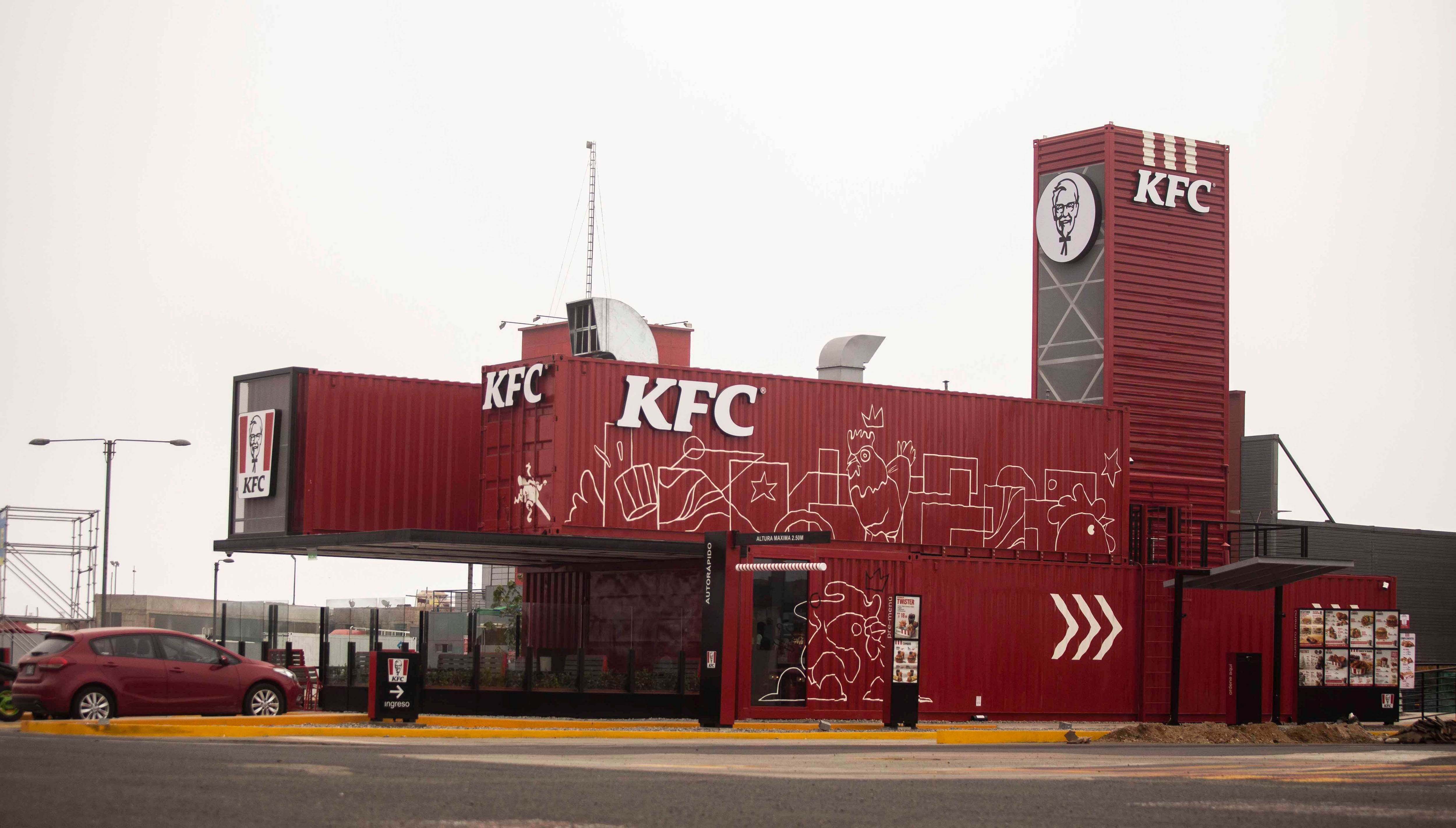 KFC inaugura restaurante eco amigable hecho con contenedores reciclados en Lurín. Ubicado en el kilómetro 25 de la Panamericana Sur, cuenta con el sistema de gastronomía circular Sinba, que busca minimizar el descarte, recuperando todos los residuos orgánicos y los materiales reciclables que genera la operación. (Foto: Difusión)