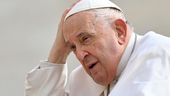 El Papa Francisco observa durante la audiencia general semanal. (Foto de Andreas SOLARO / AFP)