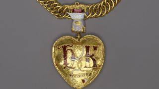 Un buscador de metales novato encuentra un collar de oro vinculado al rey Enrique VIII