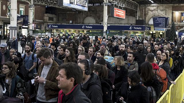 Reino Unido: "La peor huelga ferroviaria" detiene Londres - 4