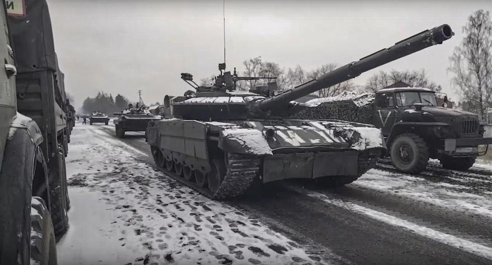 Vehículos militares y tanques de Rusia en la carretera cerca de Kiev, Ucrania, el 7 de marzo de 2022. (EFE).