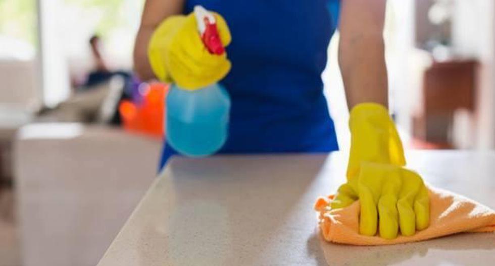 Una alternativa eficiente y más higiénica es el papel toalla, el cual ofrece el mismo nivel de absorción para la limpieza de la cocina. (Foto: Getty Images)