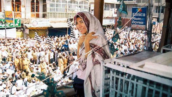 Misión sin fronteras. Desde un balcón, en algún lugar de la frontera entre Afganistán y Pakistán, Patricia Castro observa una manifestación contra la invasión de EE.UU.