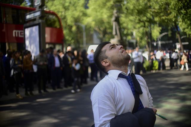 El sonido de las bocinas del sistema de alerta sísmica provocó que muchas personas salieran a las calles en la capital de México. (AFP).