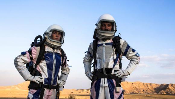 Dos de los 'Ramonautas' de la expedición posan con sus trajes espaciales en medio del desierto del Néguev donde seis astronautas israelíes volvieron ayer a casa después de vivir durante cuatro días en dicho desierto como si efectivamente hubieran aterrizado en el planeta rojo. (Foto: EFE)