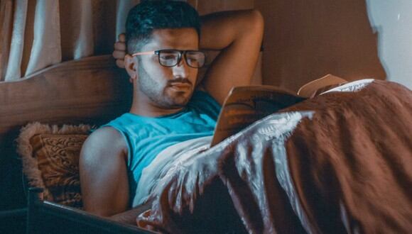 Un hombre leyendo un libro antes de dormir. | Imagen referencial: awar kurdish / Unsplash