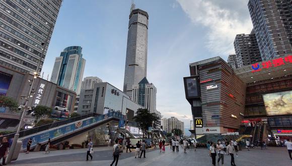 La SEG Plaza, de 350 metros de altura, se ve después de que comenzó a temblar, en Shenzhen, en la provincia de Guangdong, en el sur de China, el 18 de mayo de 2021. (Foto: AFP).