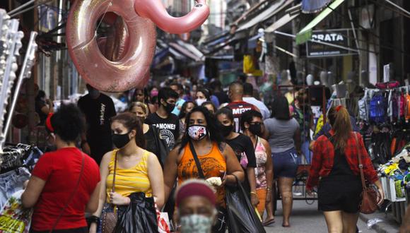 La gente camina en una popular calle comercial en medio del brote de la enfermedad del coronavirus en Río de Janeiro, Brasil. (Foto: REUTERS / Ricardo Moraes).