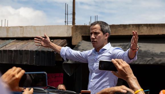 El líder opositor venezolano Juan Guaidó saluda a sus seguidores durante una concentración opositora en Maracaibo, estado Zulia, Venezuela. (EFE/ Henry Chirinos).