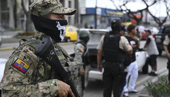 Un soldado hace guardia en un puesto de control durante una operación conjunta entre la Policía Nacional de Ecuador y miembros de las Fuerzas Armadas para prevenir actos violentos, en Guayaquil, Ecuador, el 15 de enero de 2024. (Foto de Yuri CORTEZ / AFP)