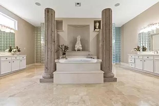 Uno de los baños de la nueva mansión de Pepe Aguilar, ubicada en Magnolia, Texas (Foto: Pepe Aguilar / Instagram)