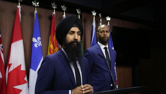 El presidente de la Organización Mundial Sij de Canadá, Mukhbir Singh, con el director ejecutivo del Consejo Nacional de Musulmanes Canadienses, Stephen Brown. (Foto de Dave Chan / AFP)