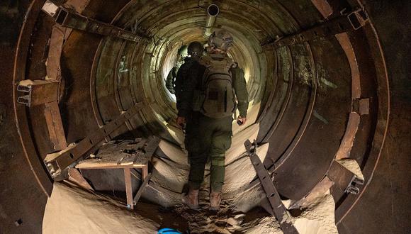 Tropas israelíes en un túnel subterráneo, que las fuerzas israelíes dijeron haber encontrado durante una redada en Jan Yunis, en el sur de la Franja de Gaza, el 4 de febrero de 2024. (Foto del Ejército israelí / AFP)