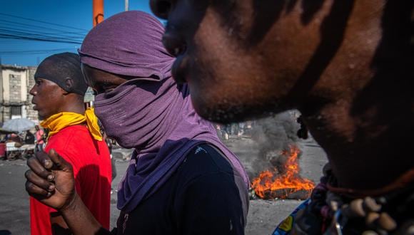 Manifestantes protestan para exigir la renuncia del primer ministro Ariel Henry este jueves en Puerto Príncipe (Haití). EFE/ Johnson Sabin