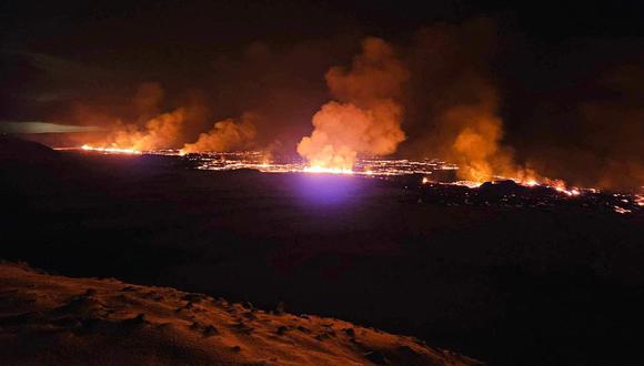 En esta imagen distribuida por el Departamento de Protección Civil y Gestión de Emergencias de Islandia se ven ondas de humo y lava fluyendo que tiñen el cielo de color naranja durante una erupción volcánica en la península de Reykjanes, a 3 km al norte de Grindavik, en el oeste de Islandia, el 19 de diciembre de 2023. (Foto del Departamento de Protección Civil y Gestión de Emergencias de Islandia / FOLLETO / AFP)