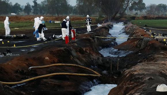 México: Dos mangueras sobresalen del ducto de Pemex que fue dañado por ladrones de combustible en la localidad de Tlahuelilpan, estado Hidalgo. (Reuters).