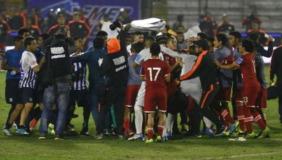 Universitario de Deportes venció por 1-0 a Alianza Lima por el Torneo de Promoción y Reservas en Matute. Al finalizar el partido, jugadores de ambos equipos se pelearon en el centro del campo. (Foto: Francisco Neyra)