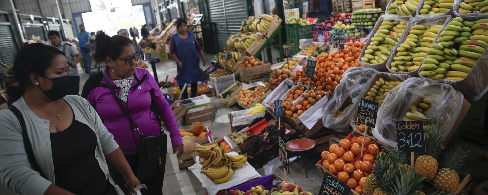 Mayor abastecimiento en los mercados de Lima reduce precios de alimentos